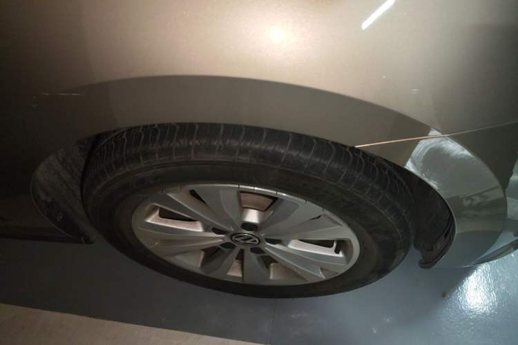 Used Volkswagen Golf Sportsvan 2016 230TSI Automatic Trend Edition Right Front Wheel Hub