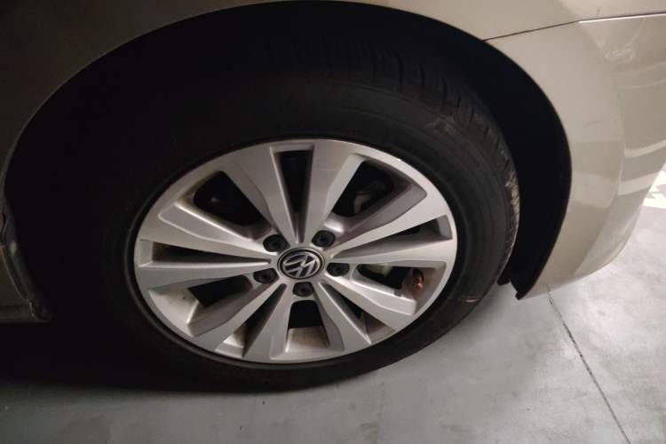 Used Volkswagen Golf Sportsvan 2016 230TSI Automatic Trend Edition Right Front Wheel Hub