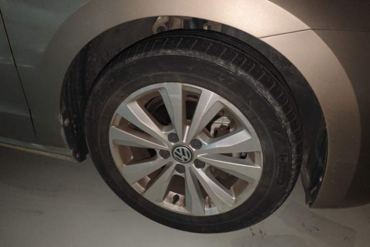 Used Volkswagen Golf Sportsvan 2016 230TSI Automatic Trend Edition Right Front Wheel Hub