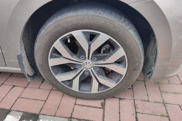 Used Volkswagen Golf Sportsvan 2016 1.6L Automatic Comfort Model Right Front Wheel Hub