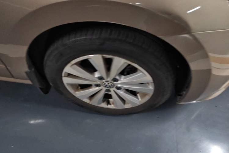 Used Volkswagen Golf Sportsvan 2016 230TSI Automatic Trend Edition Right Front Wheel Hub