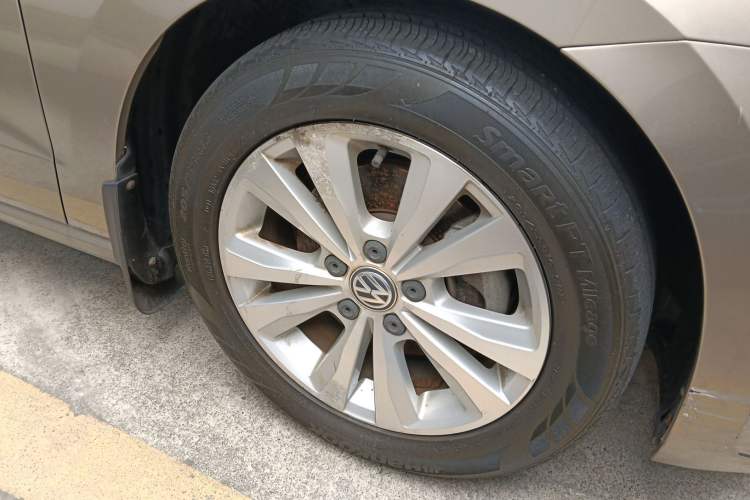 Used Volkswagen Golf Sportsvan 2016 230TSI Automatic Trend Edition Right Front Wheel Hub