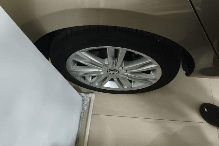 Used Volkswagen Golf Sportsvan 2016 230TSI Automatic Luxury Version Right Rear Wheel Hub
