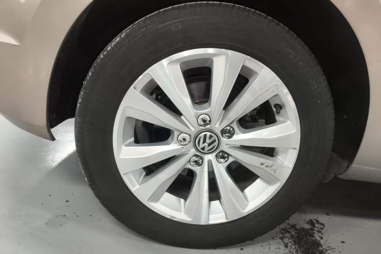 Used Volkswagen Golf Sportsvan 2016 230TSI Manual Entry-Level Trim Right Rear Wheel Hub