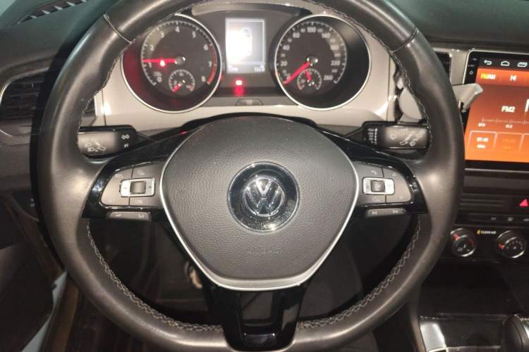 Used Volkswagen Golf Sportsvan 2016 230TSI Automatic Trend Edition Steering Wheel