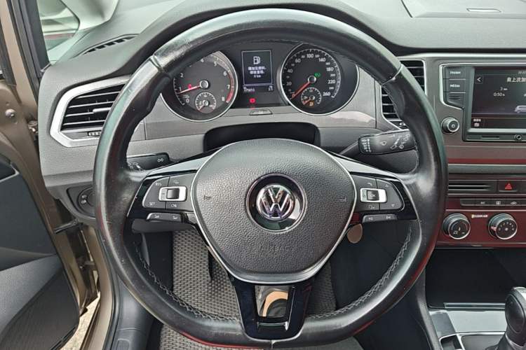 Used Volkswagen Golf Sportsvan 2016 230TSI Automatic Trend Edition Steering Wheel