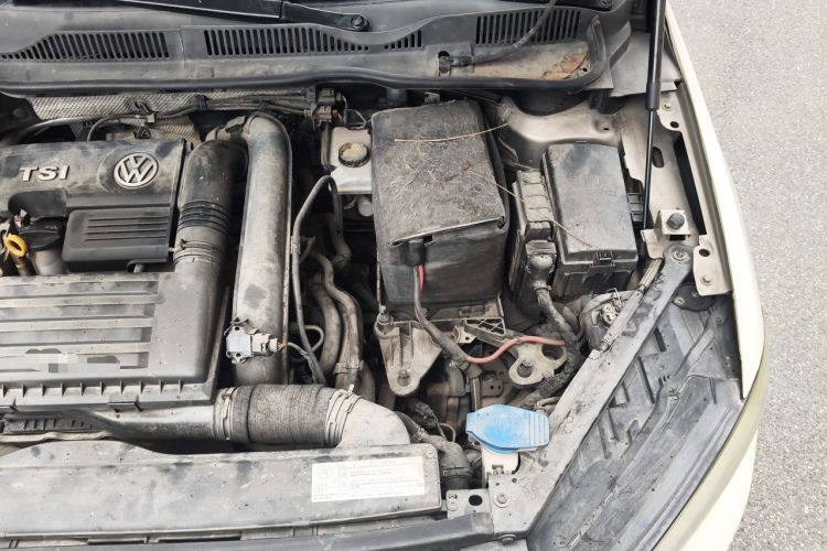 Used Volkswagen Golf Sportsvan 2016 230TSI Manual Entry-Level Trim Engine Bay Left