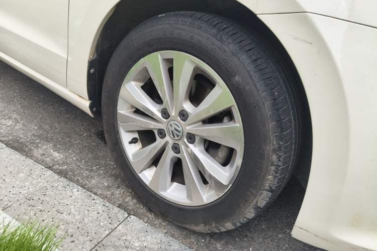 Used Volkswagen Golf Sportsvan 2016 230TSI Manual Entry-Level Trim Right Front Wheel Hub