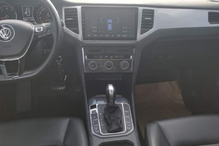 Used Volkswagen Golf Sportsvan 2016 230TSI Automatic Trend Edition Audio And AC Panel