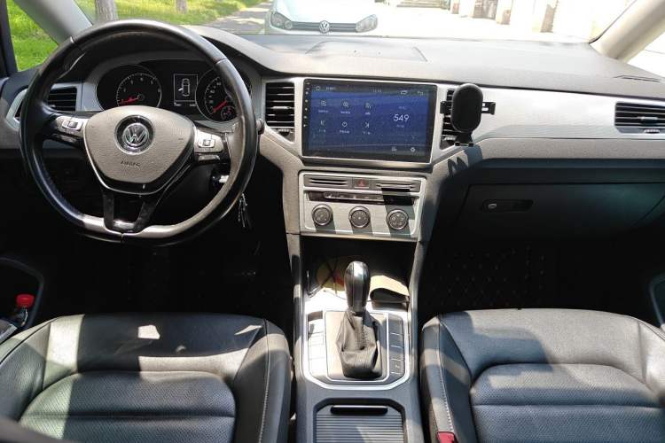 Used Volkswagen Golf Sportsvan 2016 230TSI Automatic Trend Edition Center Console