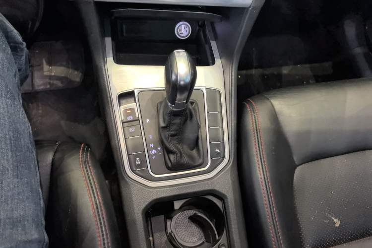 Used Volkswagen Golf Sportsvan 2016 230TSI Automatic Trend Edition Gear Lever