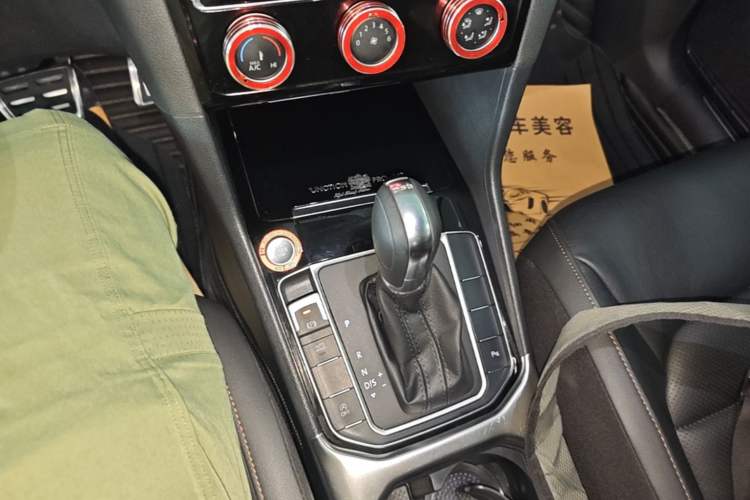 Used Volkswagen Golf Sportsvan 2016 280TSI Automatic Luxury Model Gear Lever