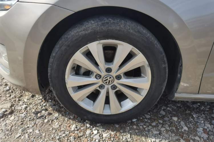 Used Volkswagen Golf Sportsvan 2016 230TSI Automatic Trend Edition Left Front Wheel Hub