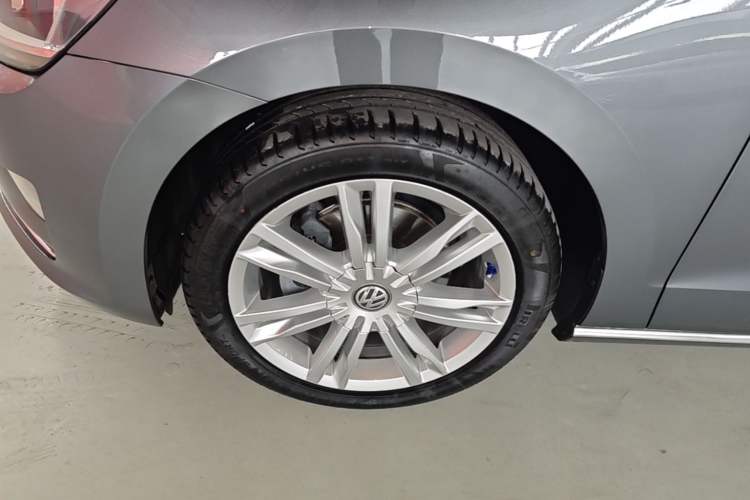 Used Volkswagen Golf Sportsvan 2016 280TSI Automatic Luxury Model Left Front Wheel Hub