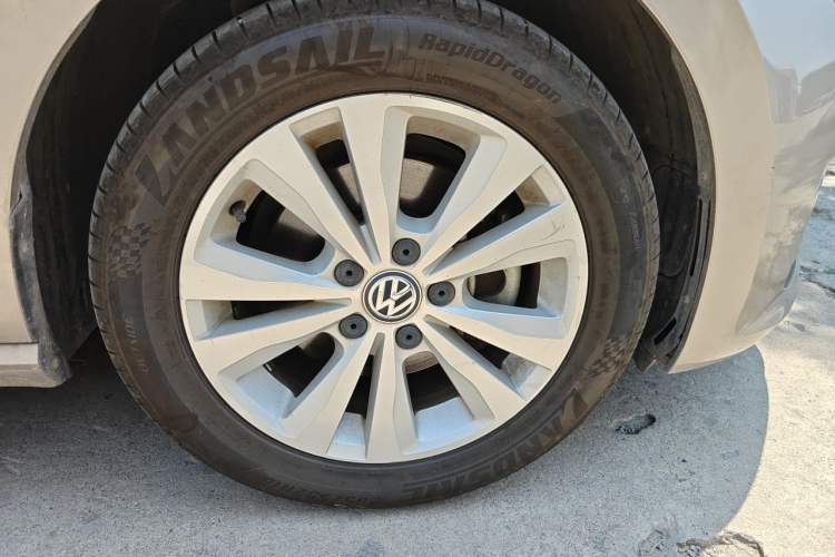 Used Volkswagen Golf Sportsvan 2016 230TSI Automatic Trend Edition Right Front Wheel Hub