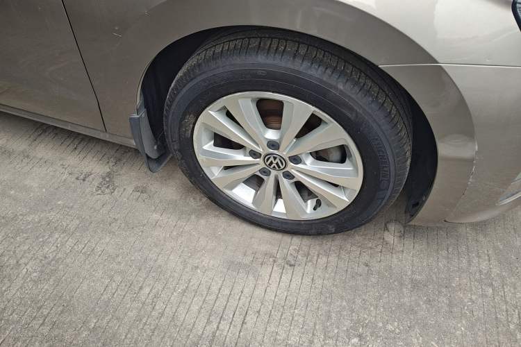 Used Volkswagen Golf Sportsvan 2016 230TSI Automatic Trend Edition Right Front Wheel Hub
