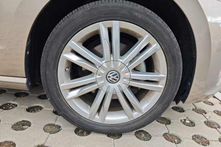 Used Volkswagen Golf Sportsvan 2016 280TSI Automatic Luxury Model Right Front Wheel Hub