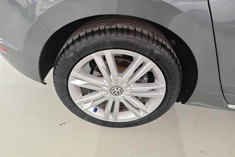 Used Volkswagen Golf Sportsvan 2016 280TSI Automatic Luxury Model Right Rear Wheel Hub