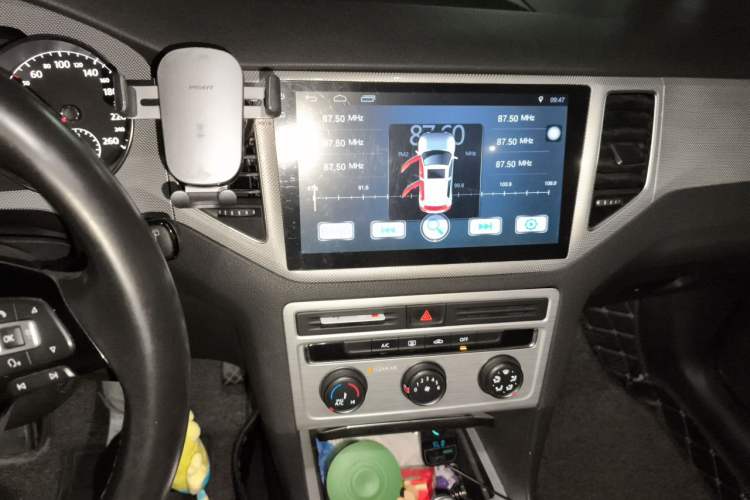Used Volkswagen Golf Sportsvan 2016 230TSI Automatic Trend Edition Audio And AC Panel