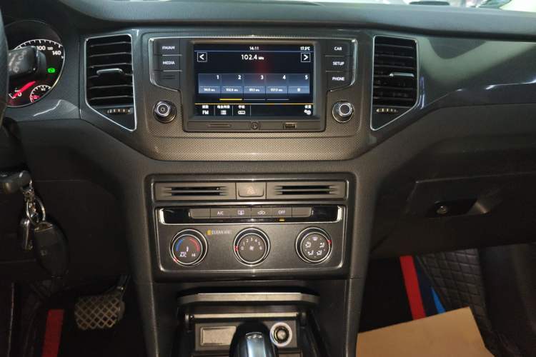Used Volkswagen Golf Sportsvan 2016 230TSI Automatic Trend Edition Audio And AC Panel