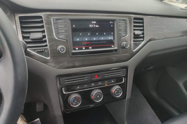 Used Volkswagen Golf Sportsvan 2016 230TSI Automatic Luxury Version Audio And AC Panel