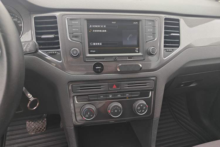 Used Volkswagen Golf Sportsvan 2016 230TSI Automatic Trend Edition Audio And AC Panel