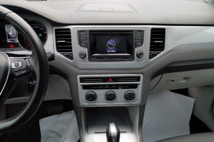 Used Volkswagen Golf Sportsvan 2016 230TSI Automatic Trend Edition Audio And AC Panel
