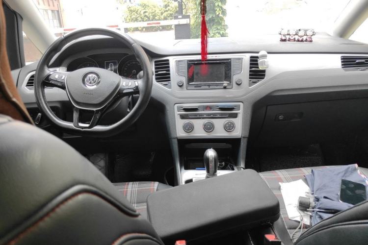 Used Volkswagen Golf Sportsvan 2016 230TSI Automatic Trend Edition Center Console