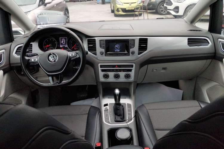 Used Volkswagen Golf Sportsvan 2016 230TSI Automatic Trend Edition Center Console