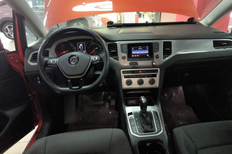 Used Volkswagen Golf Sportsvan 2016 230TSI Automatic Trend Edition Center Console