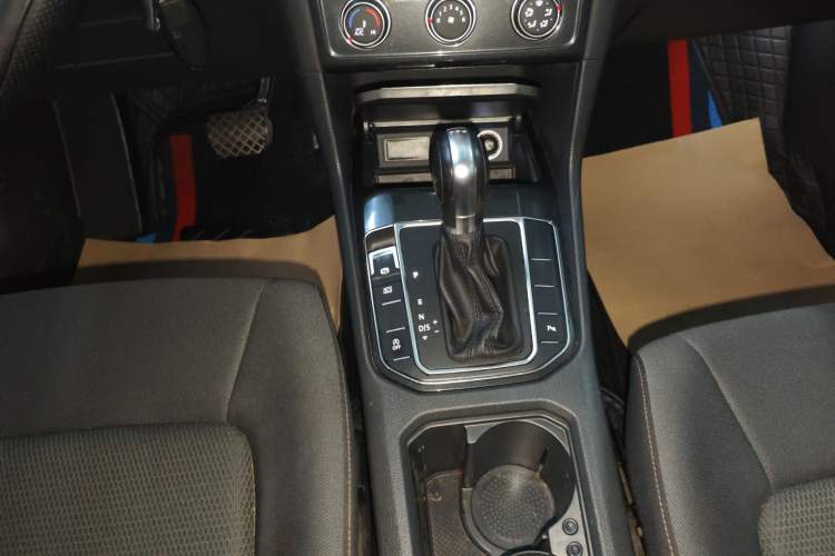 Used Volkswagen Golf Sportsvan 2016 230TSI Automatic Trend Edition Gear Lever