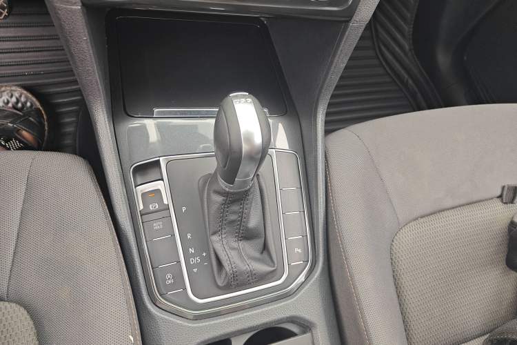 Used Volkswagen Golf Sportsvan 2016 230TSI Automatic Trend Edition Gear Lever