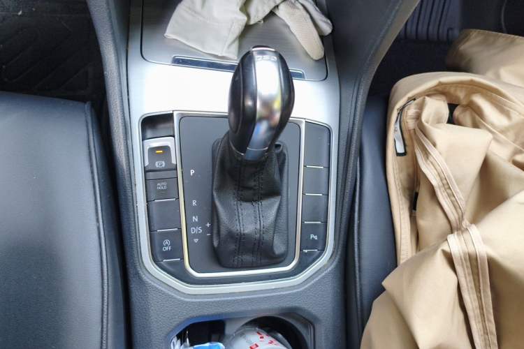 Used Volkswagen Golf Sportsvan 2016 230TSI Automatic Trend Edition Gear Lever