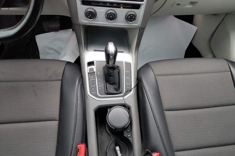 Used Volkswagen Golf Sportsvan 2016 230TSI Automatic Trend Edition Gear Lever