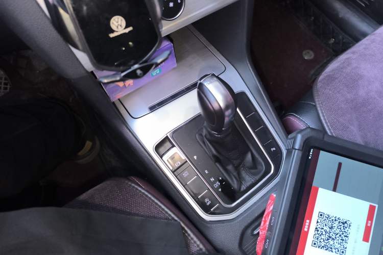 Used Volkswagen Golf Sportsvan 2016 230TSI Automatic Trend Edition Gear Lever