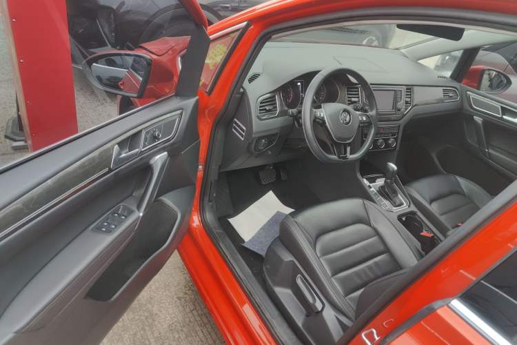 Used Volkswagen Golf Sportsvan 2016 230TSI Automatic Luxury Version Interior 3