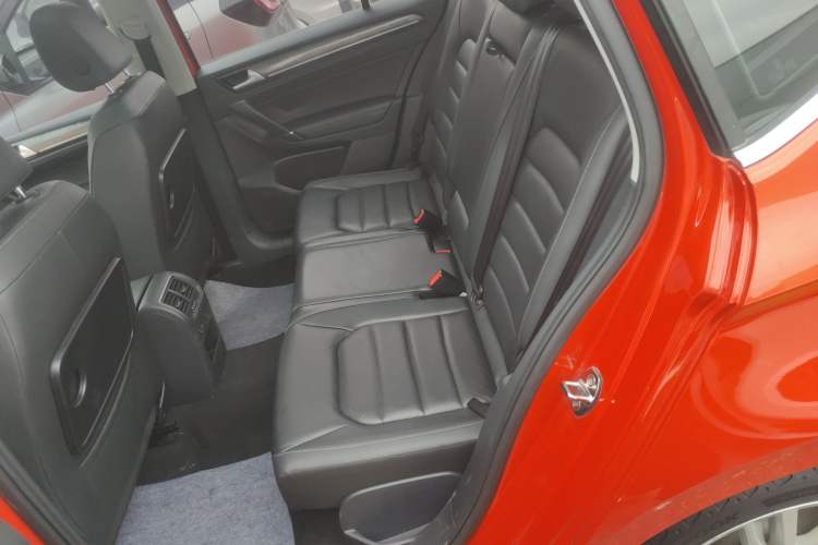 Used Volkswagen Golf Sportsvan 2016 230TSI Automatic Luxury Version Interior 4