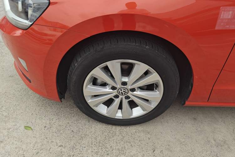 Used Volkswagen Golf Sportsvan 2016 230TSI Automatic Trend Edition Left Front Wheel Hub