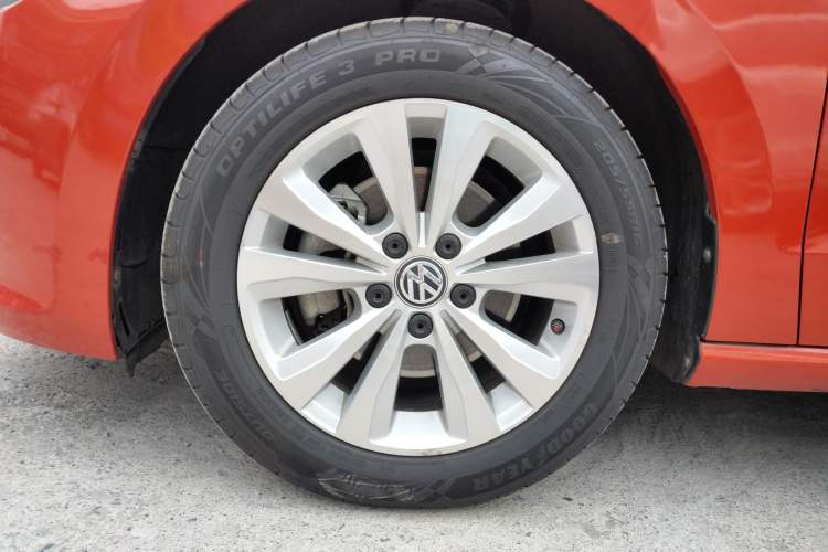 Used Volkswagen Golf Sportsvan 2016 230TSI Automatic Trend Edition Left Front Wheel Hub