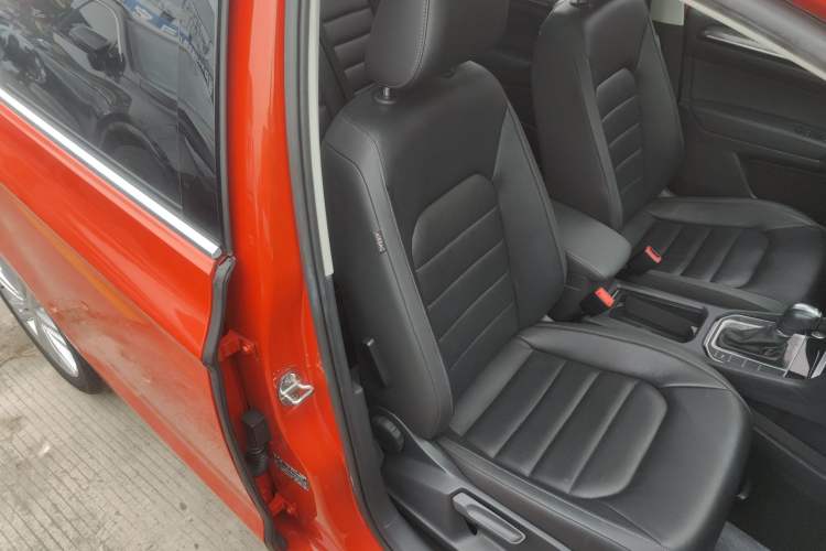 Used Volkswagen Golf Sportsvan 2016 230TSI Automatic Luxury Version Right Front Seat