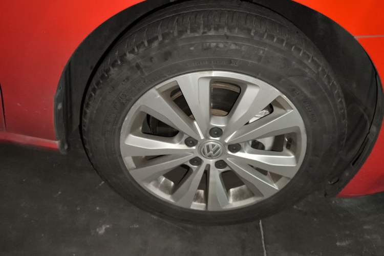 Used Volkswagen Golf Sportsvan 2016 230TSI Automatic Trend Edition Right Front Wheel Hub