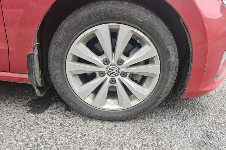 Used Volkswagen Golf Sportsvan 2016 230TSI Automatic Trend Edition Right Front Wheel Hub