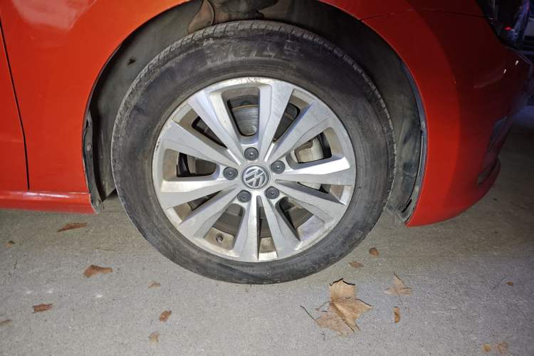 Used Volkswagen Golf Sportsvan 2016 230TSI Automatic Trend Edition Right Front Wheel Hub
