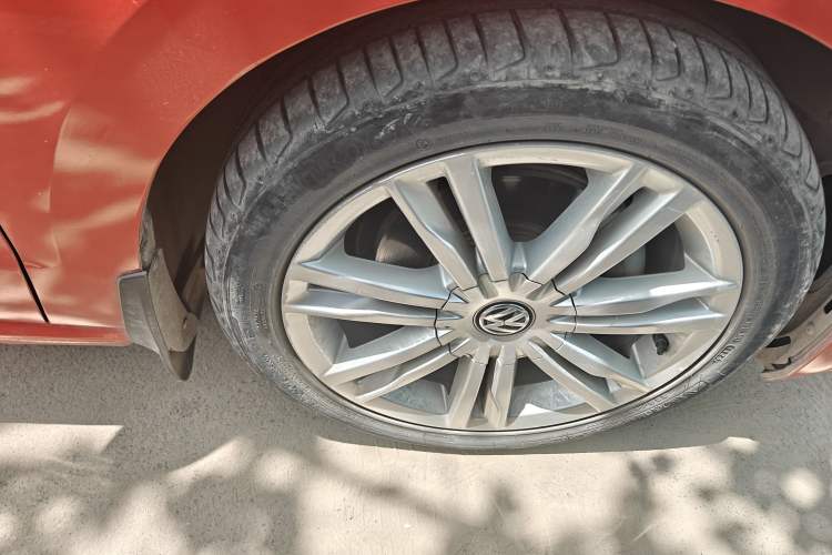 Used Volkswagen Golf Sportsvan 2016 230TSI Automatic Luxury Version Right Front Wheel Hub