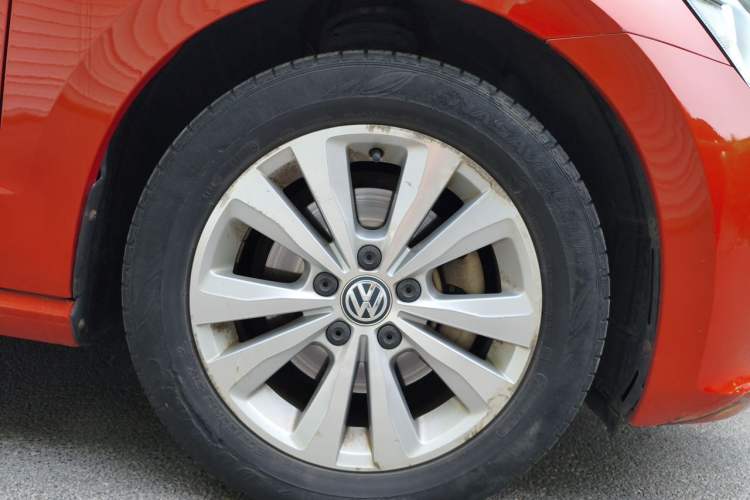 Used Volkswagen Golf Sportsvan 2016 230TSI Automatic Trend Edition Right Front Wheel Hub