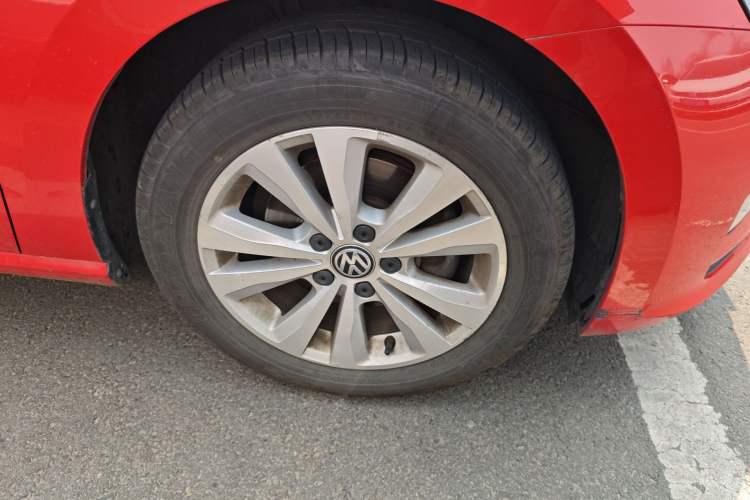 Used Volkswagen Golf Sportsvan 2016 230TSI Automatic Trend Edition Right Front Wheel Hub