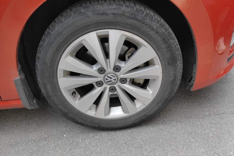 Used Volkswagen Golf Sportsvan 2016 230TSI Automatic Trend Edition Right Front Wheel Hub