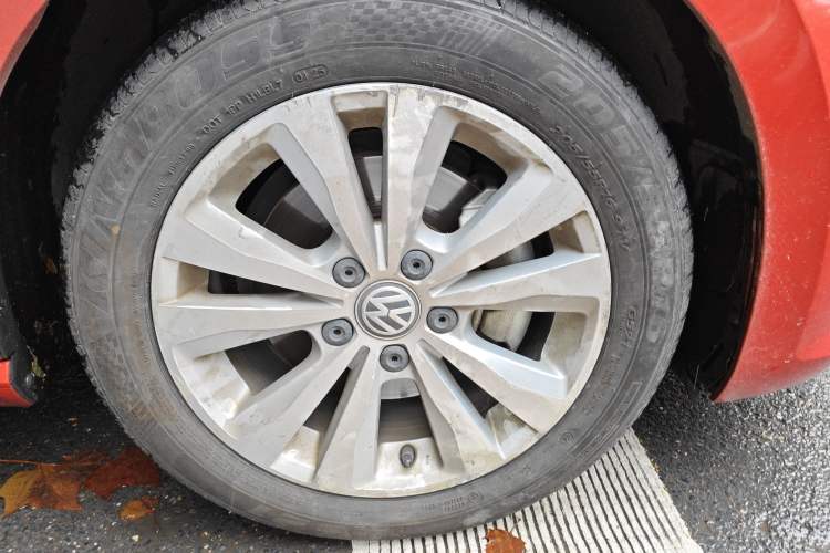 Used Volkswagen Golf Sportsvan 2016 230TSI Automatic Trend Edition Right Front Wheel Hub