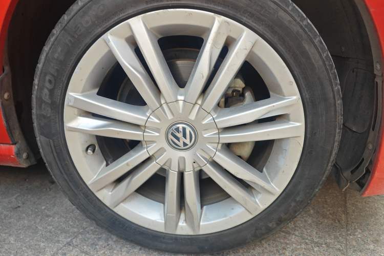 Used Volkswagen Golf Sportsvan 2016 280TSI Automatic Luxury Model Right Front Wheel Hub