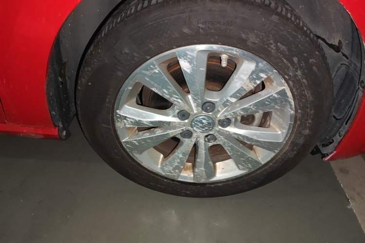 Used Volkswagen Golf Sportsvan 2016 230TSI Automatic Trend Edition Right Front Wheel Hub